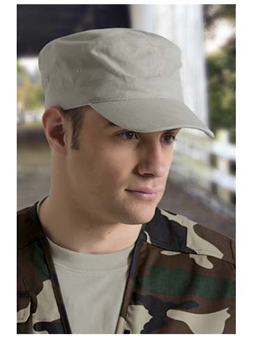 Gorra militar, de corte recto. Confeccionada en tejido sarga gruesa 100% algodón aterciopelado de tacto suave, que aporta durabilidad, resistencia y facilita la transpiración.